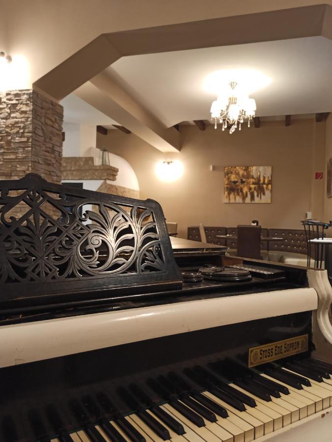 Eden Lounge Restaurant & Pension Veresegyház Zewnętrze zdjęcie
